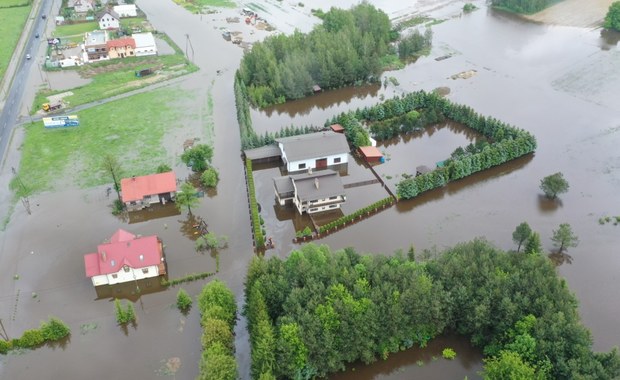 Wysoki poziom rzek na południu Polski. Zalane posesje i gospodarstwa