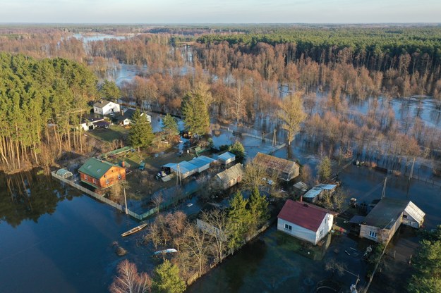 Wysoki poziom wody na Bugu spowodowany roztopami i spiętrzającą się krą spowodował częściowe zalanie wsi Młynarze /Leszek Szymański /PAP