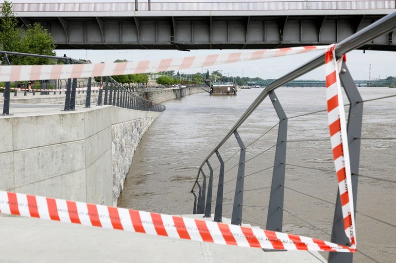 Wysoki poziom wody w Wiśle. Zamknięte bulwary wiślane /Piotr Molecki /East News