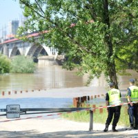 Strażnicy miejscy patrolują brzeg Wisły w pobliżu Mostu Poniatowskiego
