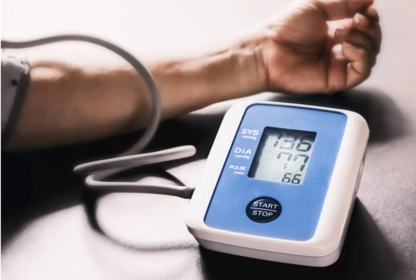 Wysokie ciśnienie tętnicze długo nie daje objawów, dlatego należy je regularnie kontrolować /123RF/PICSEL