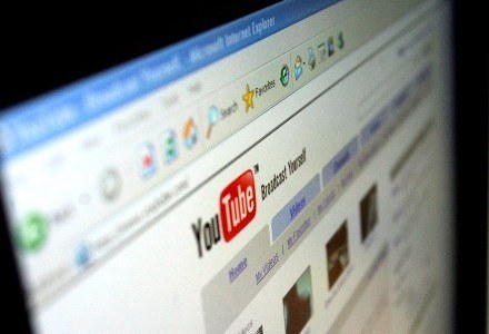 Wysokie koszty utrzymania mogą zmusić Google do wprowadzenia opłata za korzystanie z YouTube /AFP