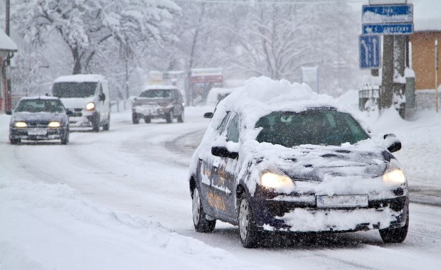 Wysokie mandaty. Dwóch kierowców ukaranych za nieodśnieżone auta