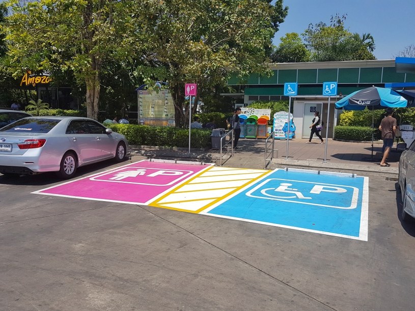Wysokie mandaty za parkowanie w miejscach dla niepełnosprawnych /123RF/PICSEL