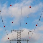 Wysokie napięcie i czerwone kule na przewodach. Do czego służą?