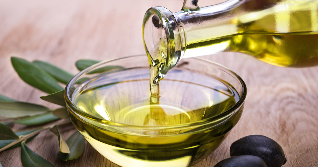 Wysokiej jakości oliwa z oliwek może pomóc wzmocnić włosy /123RF/PICSEL