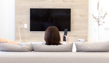 Wysoko czy nisko. Jak najlepiej powiesić telewizor na ścianie?