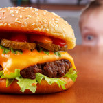 Wysoko przetworzona żywność niszczy mózg. Niepokojące wyniki badań