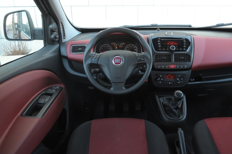 Wysoko umieszczone fotele Fiata zapewniają niezły komfort i dobrą widoczność. Radio jest trochę skomplikowane w obsłudze. /Motor