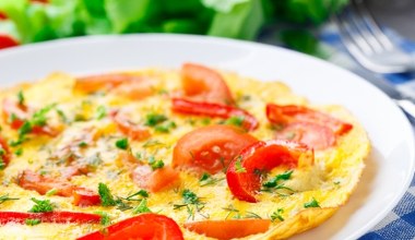 Wysokobiałkowe śniadanie, które trzyma do obiadu. Główny składnik to serek wiejski