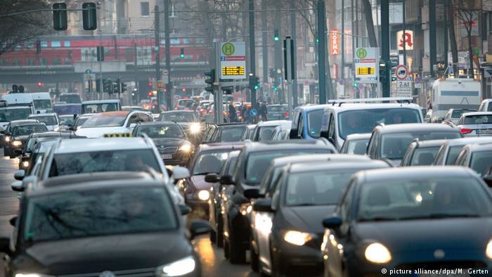 Wysokość akcyzy na auta obliczano kiedyś od pojemności silnika, teraz podstawą jest emisja CO2 /Deutsche Welle