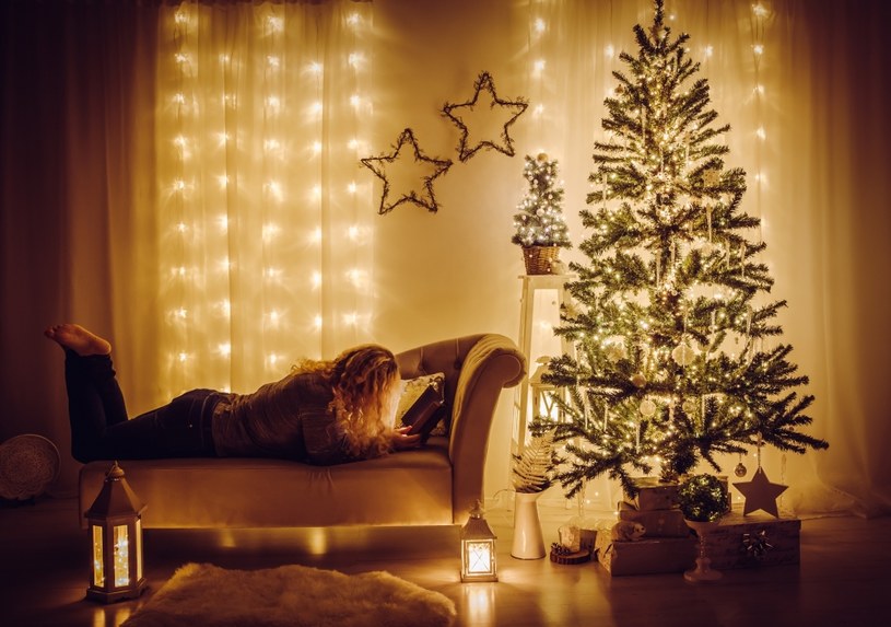 Wysokość choinki pomnóż przez trzy. Tyle światełek musisz kupić na świąteczne drzewko. /123RF/PICSEL