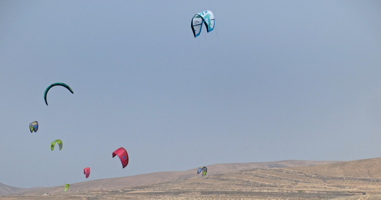 Wyspa Fuerteventura sprzyja uprawianiu sportów wodnych i sielskiemu wypoczynkowi na plaży /East News