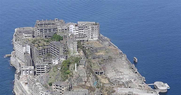 Wyspa Hashima jest już od kilkudziesięciu lat "miastem duchów" /Koji 12/Creative Commons Attribution-Share Alike 4.0 International /Wikipedia