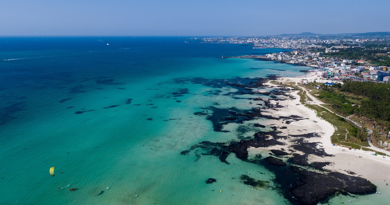 Wyspa Jeju w Korei Południowej kusi turystów pięknymi plażami /SeongJoon Cho/Bloomberg via Getty Images /materiał zewnętrzny