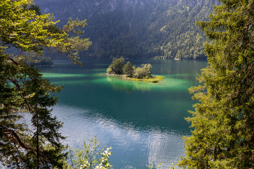 Wyspa na jeziorze Eibsee w Bawarii /Athanasios Gioumpasis/Getty Images /Getty Images