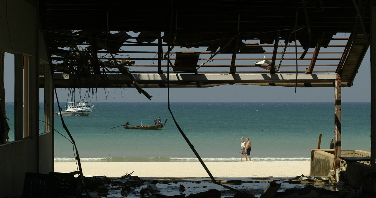 Wyspa Phuket w Tajlandii po przejściu tsunami w 2004 roku /AFP