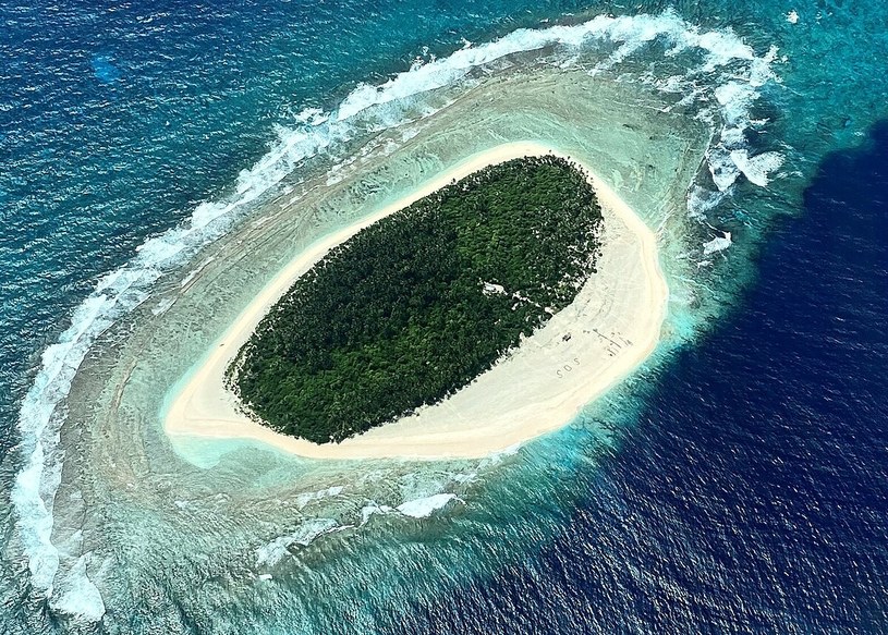 Wyspa Pikelot wraz z napisałem "SOS" stworzonym przez rozbitków w 2020 roku /Air National Guard/domena publiczna /Wikipedia