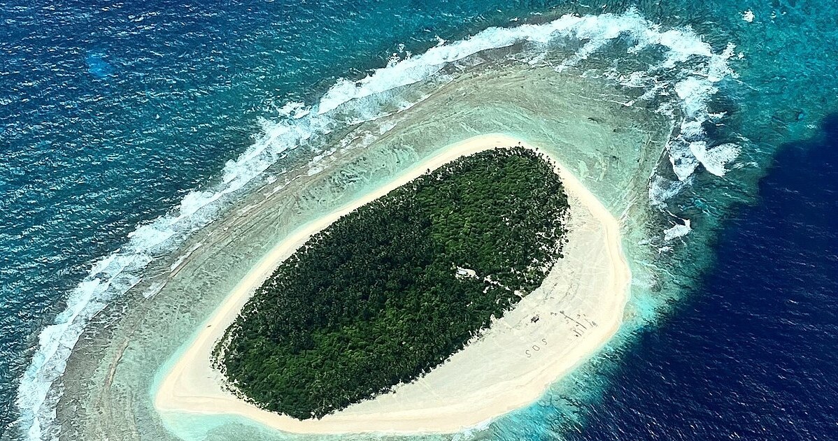 Wyspa Pikelot wraz z napisałem "SOS" stworzonym przez rozbitków w 2020 roku /Air National Guard/domena publiczna /Wikipedia