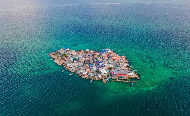 Wyspa z marzeń i odpadów. Oto Santa Cruz del Islote, gdzie liczy się każdy metr