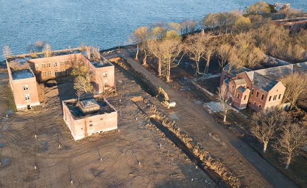 Wyspa Zmarłych. Zbiorowe mogiły ofiar koronawirusa