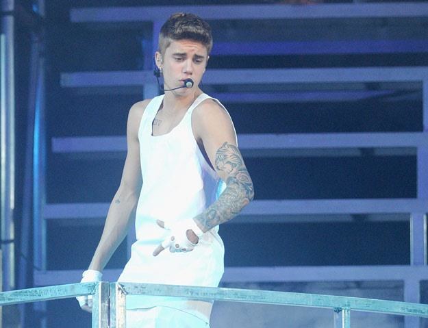 Wysportowany Justin Bieber nie dał się powalić na ziemię (fot. Jamie McCarthy) /Getty Images/Flash Press Media