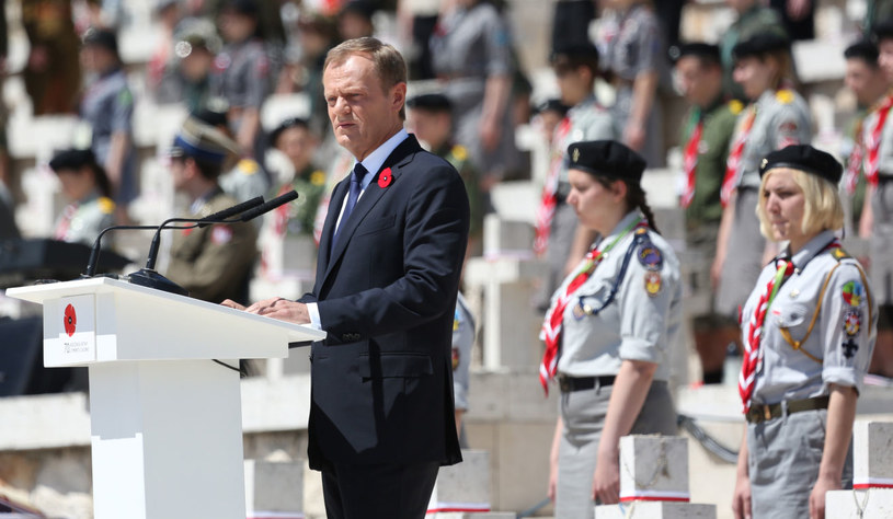 Wystąpienie premiera Donalda Tuska podczas uroczystości odbywających się na polskim Cmentarzu Wojennym na Monte Cassino. /Leszek Szymański /PAP