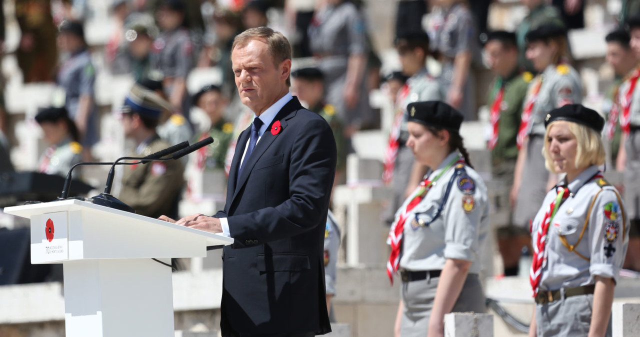 Wystąpienie premiera Donalda Tuska podczas uroczystości odbywających się na polskim Cmentarzu Wojennym na Monte Cassino. /Leszek Szymański /PAP