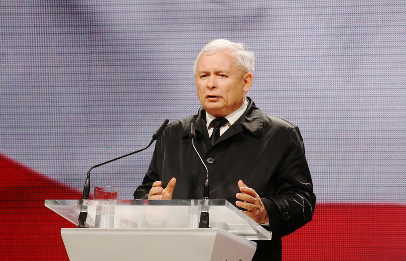 Wystąpienie prezesa PiS Jarosława Kaczyńskiego przed Pałacem Prezydenckim /Paweł Supernak /PAP