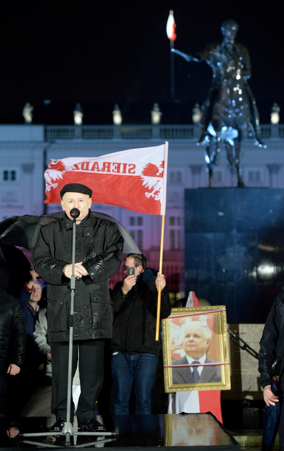 Wystąpienie prezesa Prawa i Sprawiedliwości Jarosława Kaczyńskiego przed Pałacem Prezydenckim w Warszawie /Jacek Turczyk /PAP