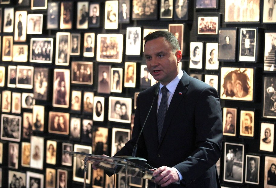 Wystąpienie prezydenta Andrzeja Dudy podczas uroczystości w budynku Centralnej Sauny w byłym Auschwitz II-Birkenau w 2016 roku / Andrzej Grygiel /PAP