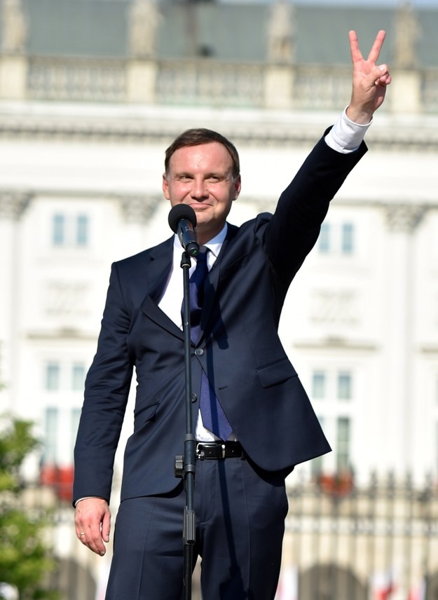 Wystąpienie prezydenta Andrzeja Dudy przed Pałacem Prezydenckim /Jacek Turczyk /PAP
