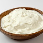 Wystarczą 2 składniki i chwila cierpliwości. Domowy jogurt smakuje o niebo lepiej