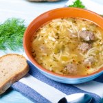 zupa Wystarcza za zupę i drugie danie. Sycący, rozgrzewający rosół z klopsikami