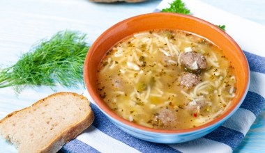 Wystarcza za zupę i drugie danie. Sycący, rozgrzewający rosół z klopsikami