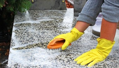 Wystarczy 1 produkt z apteczki. Po mchu i nalocie na nagrobku nie będzie śladu 