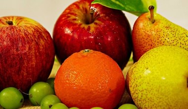 Wystarczy jeden dziennie. Ten popularny owoc wygładza cerę lepiej niż preparaty z drogerii