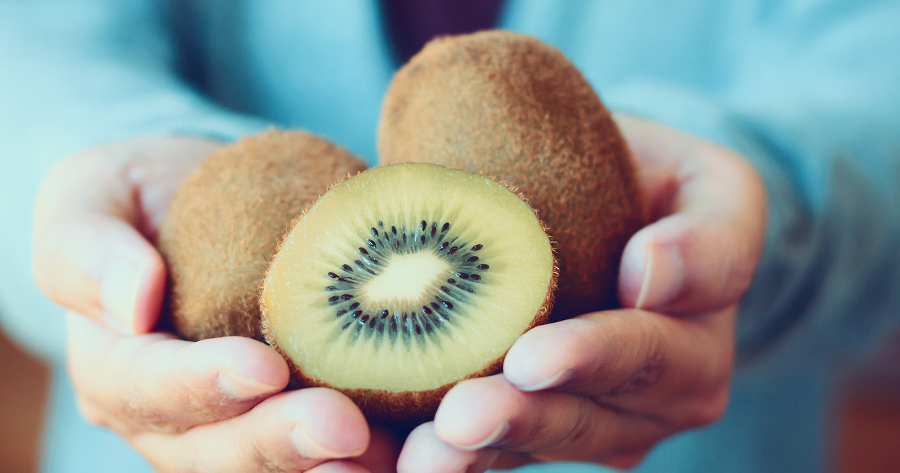 Wystarczy jeden owoc kiwi dziennie, by chronić tętnice przed miażdżycą, obniżyć ciśnienie krwi i wesprzeć odporność /123RF/PICSEL