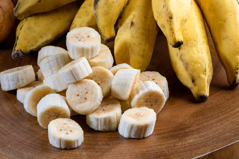 Wystarczy jeden plasterek banana, aby truskawka zdrowo się rozwijała /123RF/PICSEL