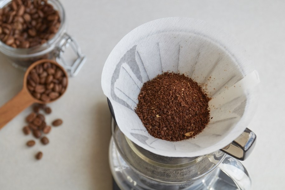 Wystarczy jedna łyżka. Coraz więcej osób wrzuca fusy po kawie do toalety /Shutterstock