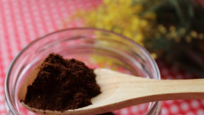 Wystarczy jedna łyżka! Dlaczego coraz więcej osób wrzuca fusy po kawie do toalety. Sprawdzamy, o co chodzi!