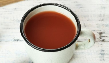 Wystarczy pić szklankę dziennie, by jelita i wątroba dobrze pracowały. Wspiera zdrowie kości i dodaje skórze blasku