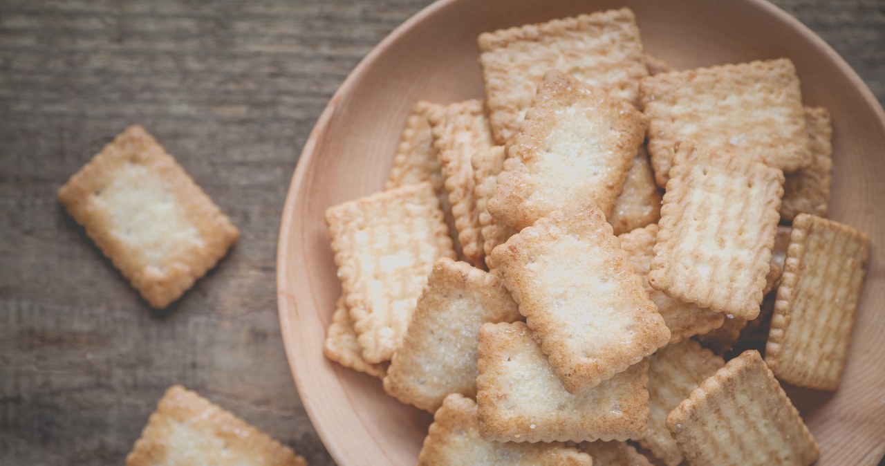 Wystarczy pokruszyć herbatniki i zalać masą, aby zrobić smaczne ciasto /123RF/PICSEL