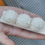 Wystarczy twaróg i wiórki kokosowe. Domowe rafaello smakuje obłędnie