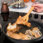 Wystarczy, że położysz na patelni obok ryby. Skończy się problem z brzydkim zapachem przy smażeniu