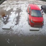 Wystarczyły 3 sekundy. Straciła 900 zł odstawiając wózek po zakupach