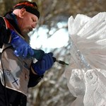 Wystartował festiwal rzeźby lodowej w Poznaniu. Kto wyrzeźbi najpiękniejsze dzieło?