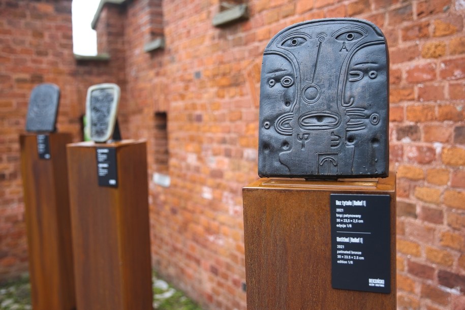 Wystawa czasowa „Beksiński. Rzeźby” w ogrodach Zamku Królewskiego na Wawelu /	Łukasz Gągulski /PAP