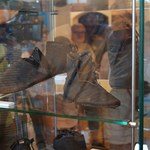Wystawa historycznego obuwia na zamku w Kętrzynie