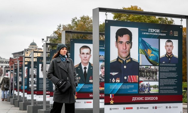 Wystawa, na której zaprezentowano rosyjskich żołnierzy walczących w Ukrainie /YURI KOCHETKOV /PAP/EPA